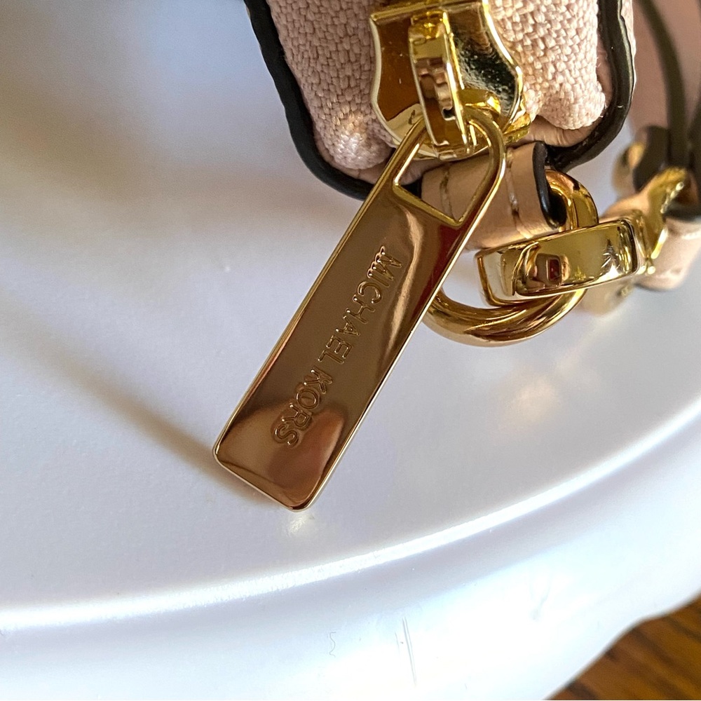 Michael Kors Jet Set Travel Large Pebble Leather Powder Blush zip around wallet - Picture 4 of 11